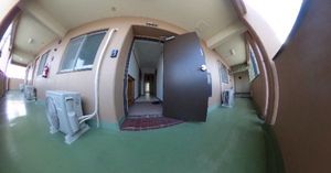 開かれたドアの廊下