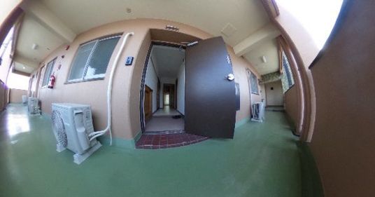 開かれたドアの廊下