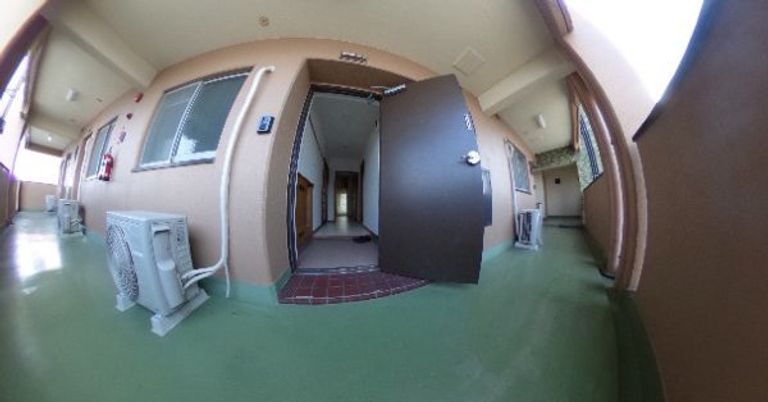 開かれたドアの廊下