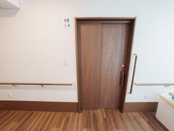 幅広い出入口の廊下