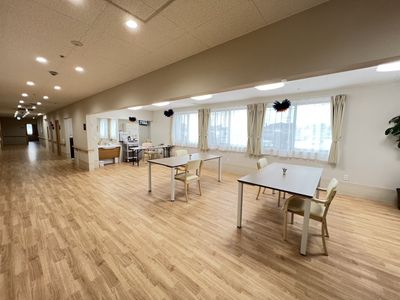 広々とした明るいダイニング