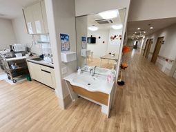 手洗い場のある廊下