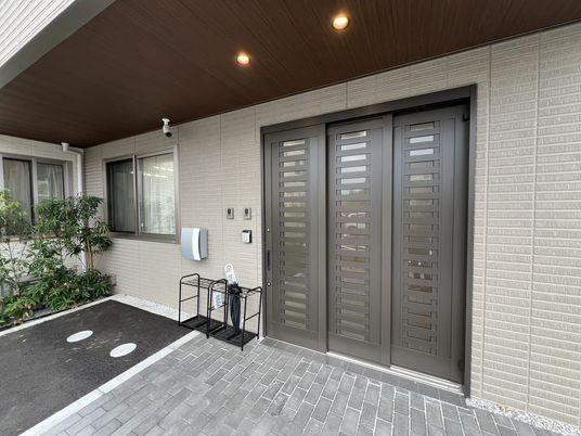 閑静な住宅街のエントランス