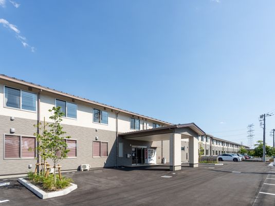 ゆったりとした建物の外観