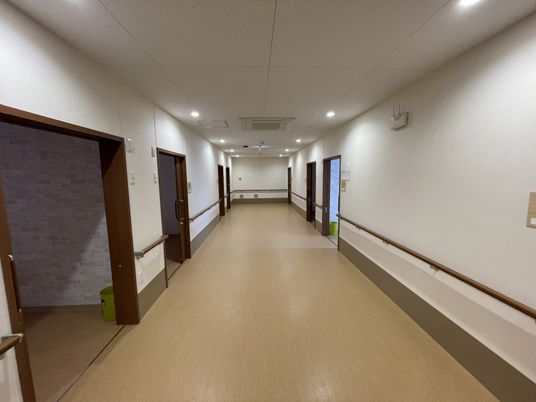 手すり付きの廊下