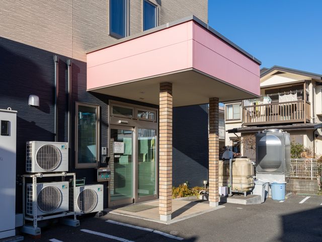 明るいエントランス エントランス 明るいエントランスは開放感があり、訪れる人を迎え入れる雰囲気があります。