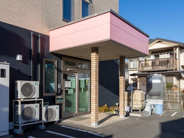 明るいエントランス エントランス 明るいエントランスは開放感があり、訪れる人を迎え入れる雰囲気があります。