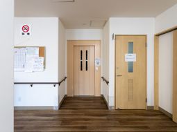 落ち着いた雰囲気の廊下