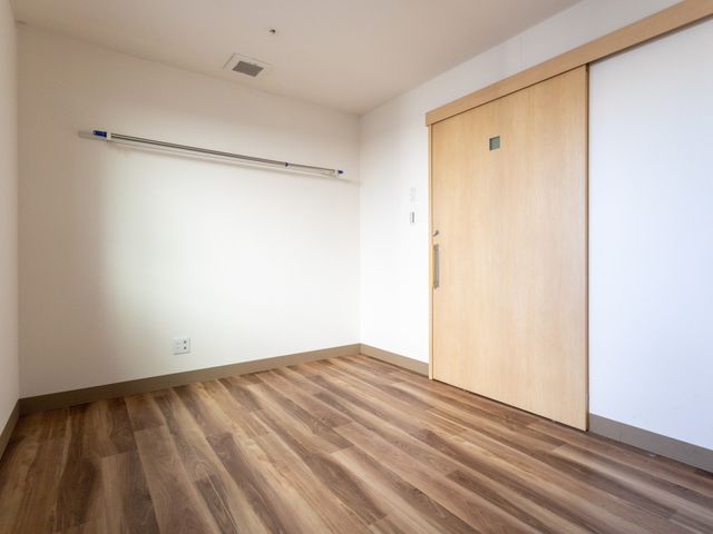 明るく清潔な居室 居室 自然光が差し込む明るい居室では、快適な生活空間が広がっています。