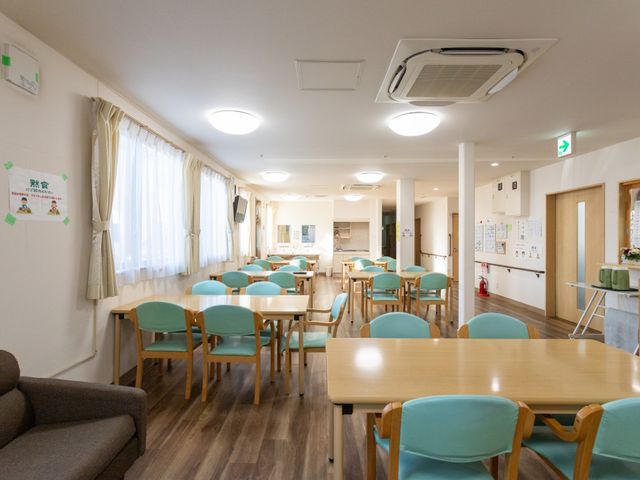 明るい共有スペース ダイニングルーム 広々とした明るい食事の場です。自然光が心地よく入り、リラックスしやすい雰囲気を提供します。