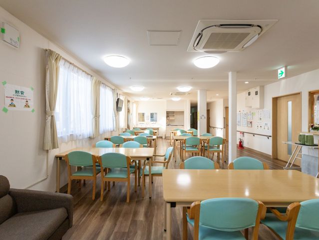 明るい共有スペース ダイニングルーム 広々とした明るい食事の場です。自然光が心地よく入り、リラックスしやすい雰囲気を提供します。