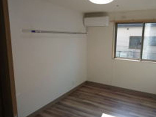 自然光が差し込む居室 居室 自然光がたっぷり入る明るい居室です。ゆったりとした空間で、快適に過ごせます。