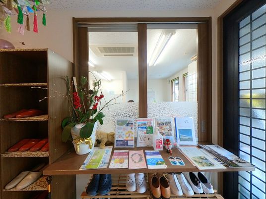 案内資料が並ぶエントランス