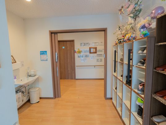 清潔な洗面台と棚の廊下