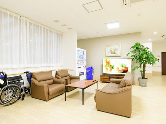 くつろげるソファがあるラウンジ  