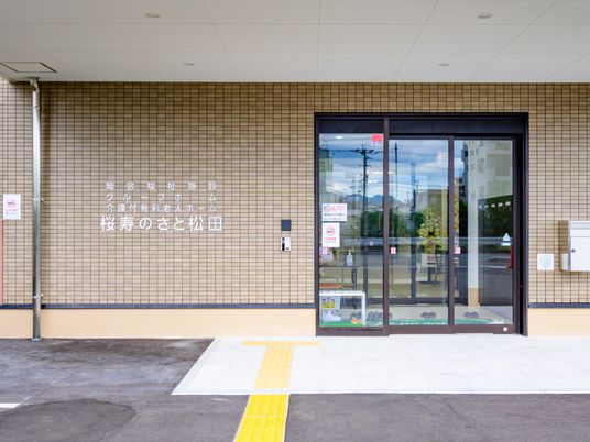 ガラス扉の入り口