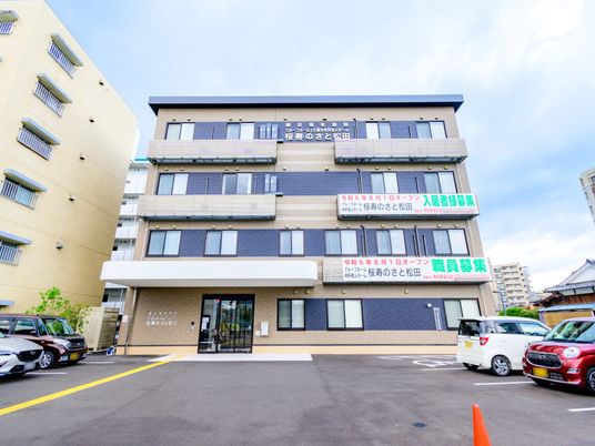 近代的な三階建ての建物