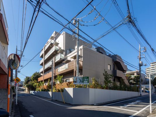 通りに面した建物