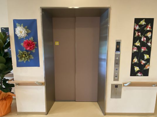 広々としたエレベーター