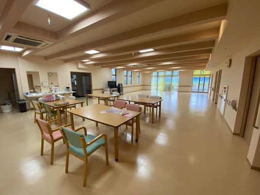 明るい広々とした食堂