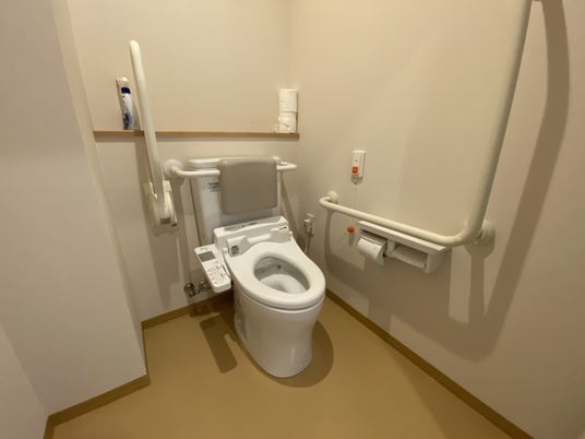 バリアフリー設計の洋式トイレ