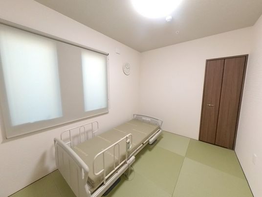 明るい居室の様子