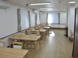自然光が差し込むダイニングルーム