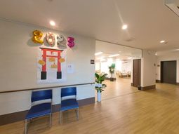 広い廊下と椅子