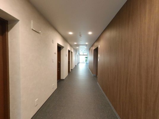 廊下が広々としている