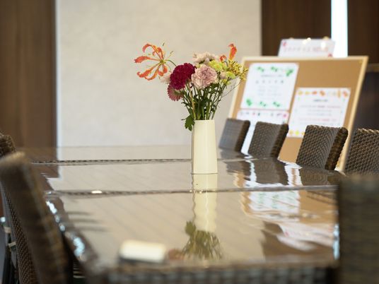 花が飾られたダイニングテーブル