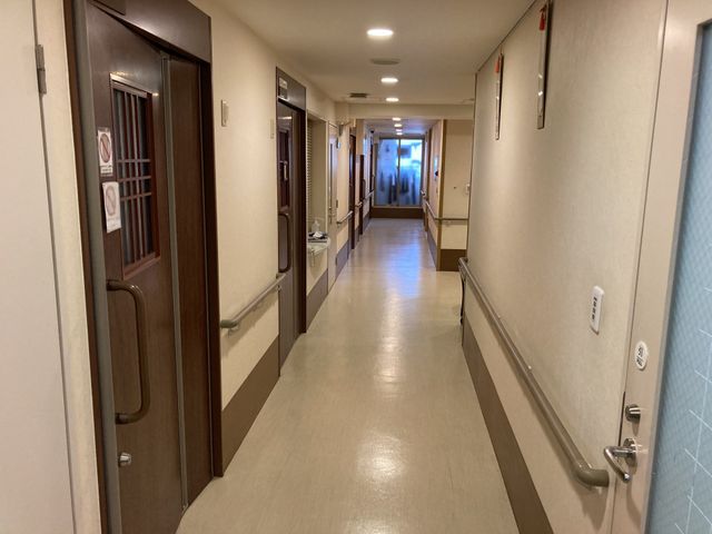 長い廊下 廊下 両側に手すりが設置された長い通路です。移動が不安な方にも安心して歩行いただけます。