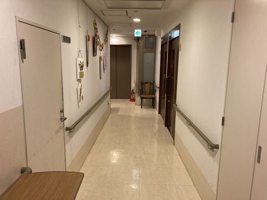 安全手すりのある廊下