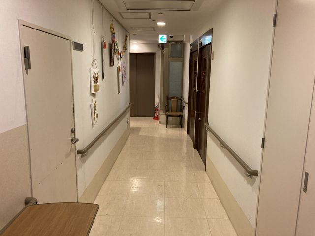 安全手すりのある廊下