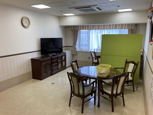 ゆったりしたラウンジ ラウンジ 広々としたラウンジで、明るい自然光が差し込みます。椅子に座ってリラックスできる空間です。