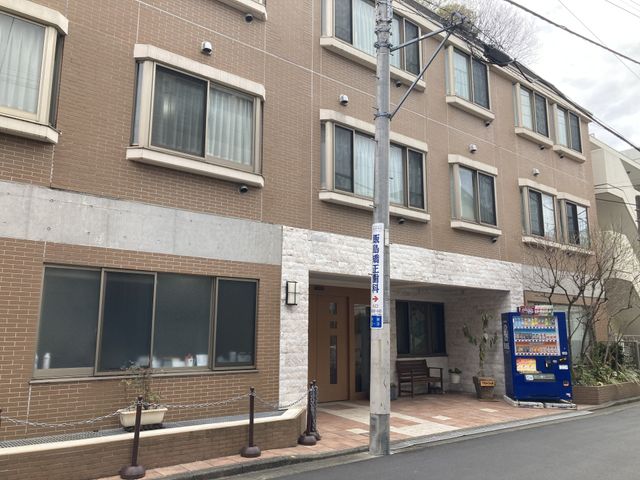 3階建ての外観 外観 明るいエントランスに繋がる建物の外側は、落ち着いた色調のデザインになっています。