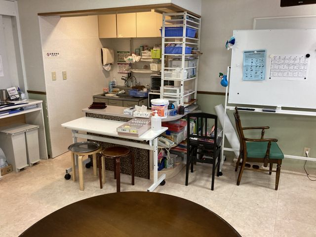 明るい共有スペース 休憩室 整った備品が並ぶこのエリアは、コミュニケーションを大切にする場所です。リラックスして過ごせます。