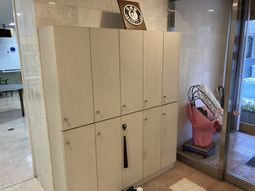 傘立てと収納のある廊下