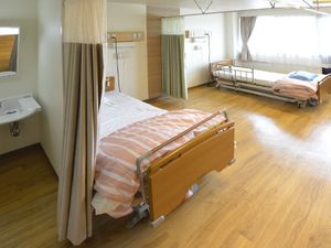 明るい居室のベッド  