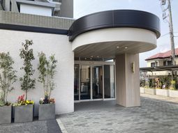 花が並ぶエントランス