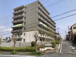 落ち着いた外観の建物