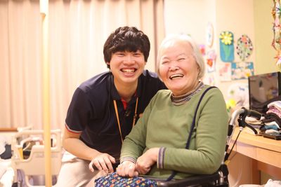 スタッフと笑顔の居室
