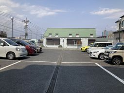 施設前の駐車場