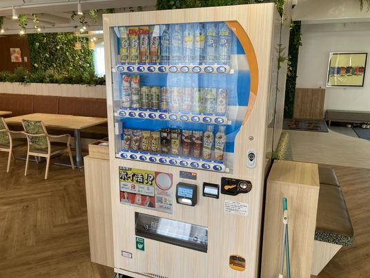 飲料が並ぶ自動販売機