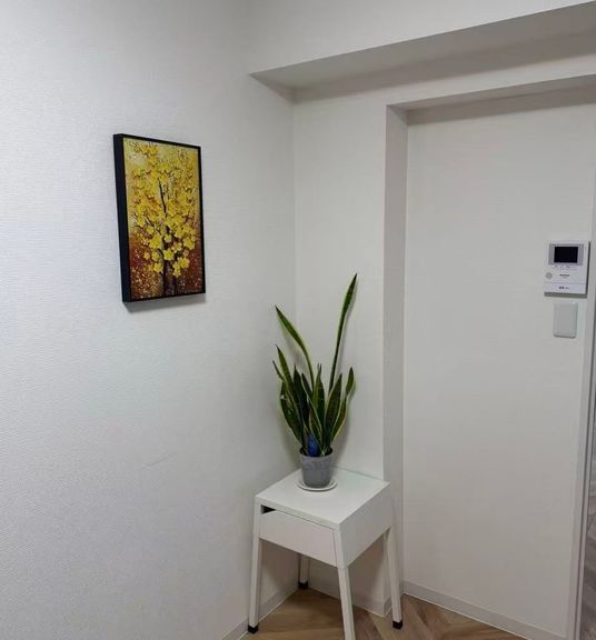 絵画と植物の壁