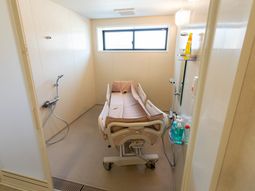 明るい設備の浴室