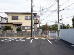 駐車場と建物の外観
