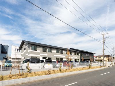 道路沿いの建物外観