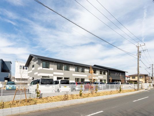 道路沿いの建物外観