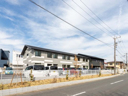 道路沿いの建物外観