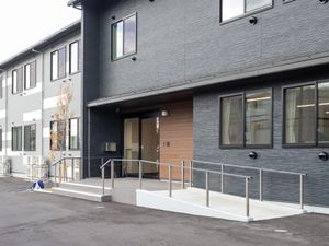 スロープ付きの建物外観